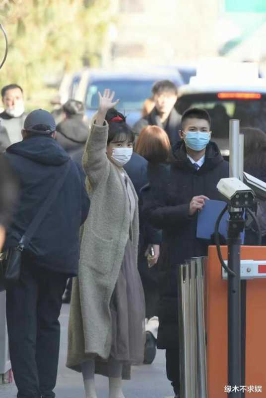 春晚最后一次彩排私服：杨幂7万大衣，唐嫣5万，董洁小腹引热议！-第3张图片-九妖电影