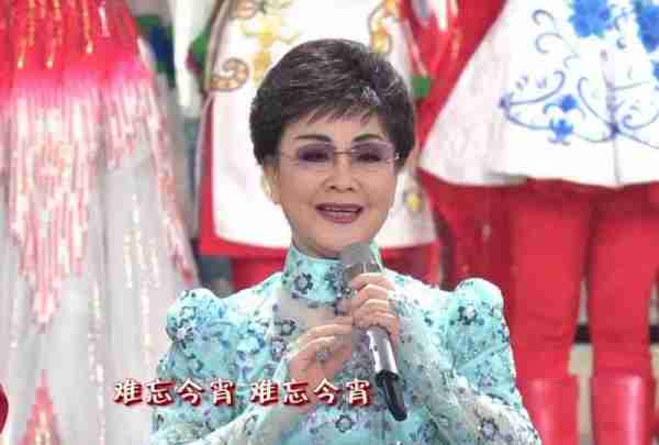 春晚演唱《难忘今宵》翻车，保持沉默的黄绮珊早已回应过了一切！-第3张图片-九妖电影