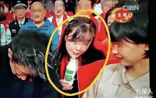 春晚爆火的“AD钙奶姐”，被央视封杀了？广告霸屏是该管一下了-第1张图片-九妖电影