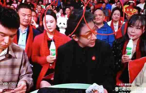 春晚狂喝AD钙奶的女子发声，否认网友的猜测，直言：就喜欢喝奶-第2张图片-九妖电影