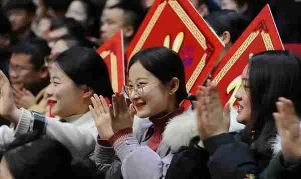 春晚现场每年都有很多观众，这些人哪来的？也没见卖票啊-第2张图片-九妖电影