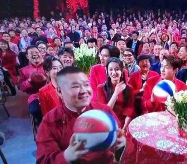 春晚现场每年都有很多观众，这些人哪来的？也没见卖票啊-第4张图片-九妖电影