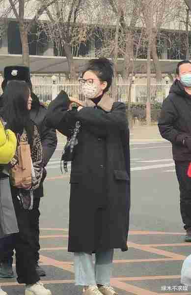 春晚第四次联排：关晓彤3万大衣搭配喜庆，刘诗诗糖果墨镜太抢镜-第9张图片-九妖电影