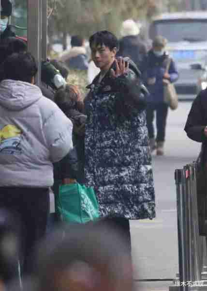 春晚第四次联排：关晓彤3万大衣搭配喜庆，刘诗诗糖果墨镜太抢镜-第12张图片-九妖电影