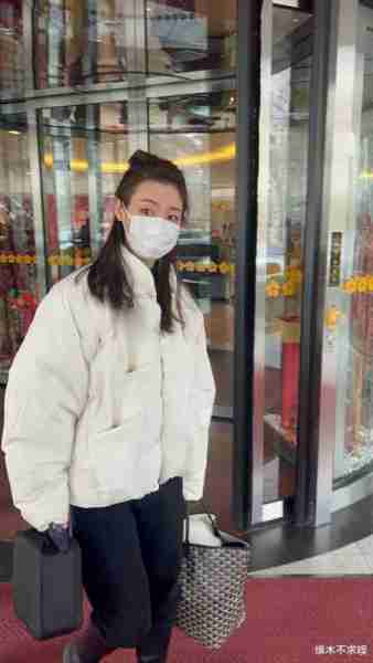 春晚第四次联排：关晓彤3万大衣搭配喜庆，刘诗诗糖果墨镜太抢镜-第14张图片-九妖电影