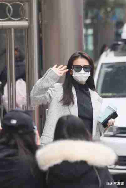 春晚第四次联排：关晓彤3万大衣搭配喜庆，刘诗诗糖果墨镜太抢镜-第3张图片-九妖电影