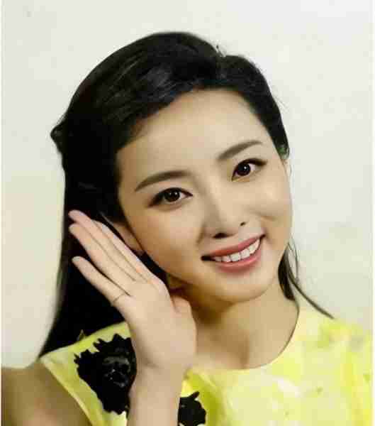 春晚舞台上最年轻的女主持,辞掉央视铁饭碗,李思思将何去何从?-第9张图片-九妖电影 春晚舞台上最年轻的女主持,辞掉央视铁饭碗,李思思将何去何从?-第9张图片-九妖电影