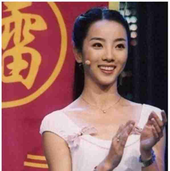 春晚舞台上最年轻的女主持,辞掉央视铁饭碗,李思思将何去何从?-第6张图片-九妖电影 春晚舞台上最年轻的女主持,辞掉央视铁饭碗,李思思将何去何从?-第6张图片-九妖电影