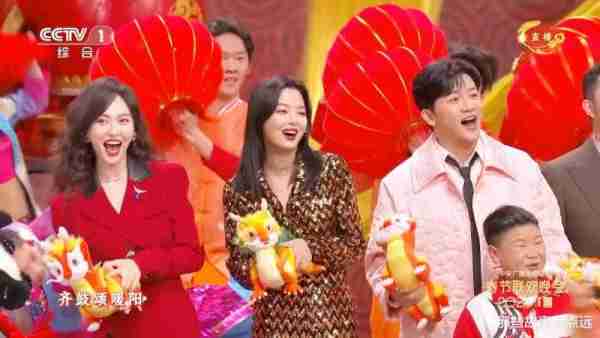 春晚舞台上的十位美女，张天爱惊艳众人，迪丽热巴美翻了-第1张图片-九妖电影
