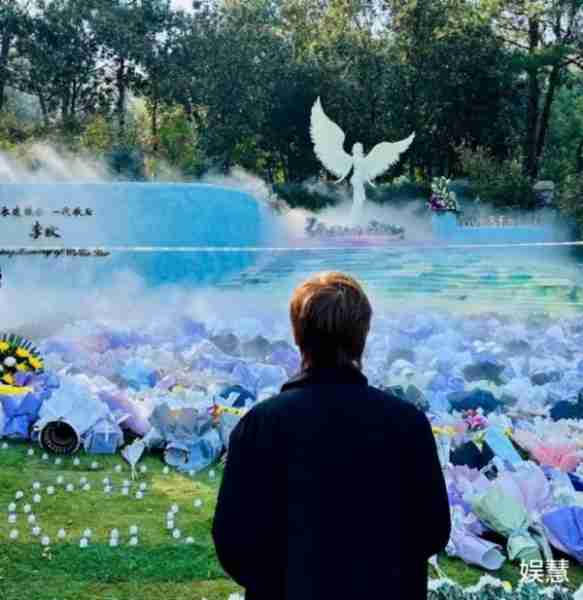 李玟学生王泽鹏现身墓园送别恩师，此前已宣布与好声音解约-第6张图片-九妖电影