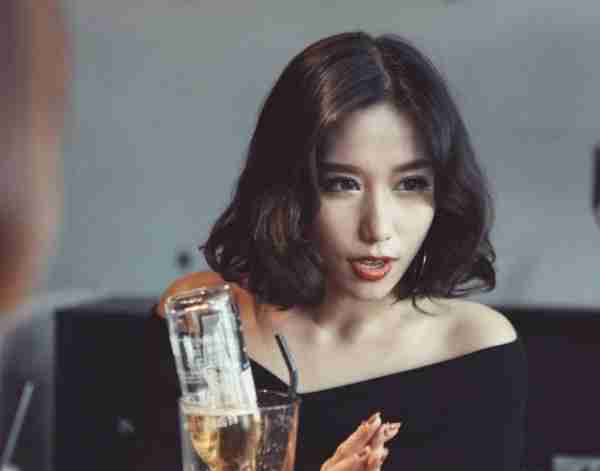 李蠕蠕与佘诗曼春晚后台互动，网友：这是真姐妹情了！-第4张图片-九妖电影