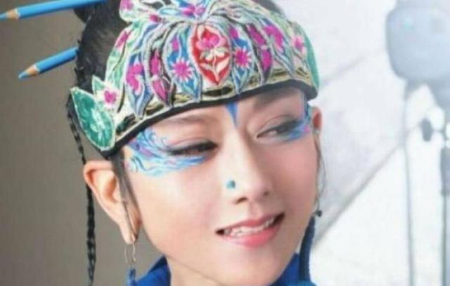 杨丽萍上台没穿衣服?服装都是彩绘的,镜头放大时太“抢眼”-第2张图片-九妖电影 杨丽萍上台没穿衣服?服装都是彩绘的,镜头放大时太“抢眼”-第2张图片-九妖电影