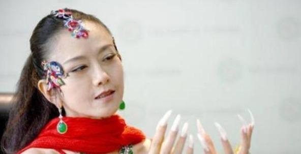 杨丽萍上台没穿衣服?服装都是彩绘的,镜头放大时太“抢眼”-第9张图片-九妖电影 杨丽萍上台没穿衣服?服装都是彩绘的,镜头放大时太“抢眼”-第9张图片-九妖电影