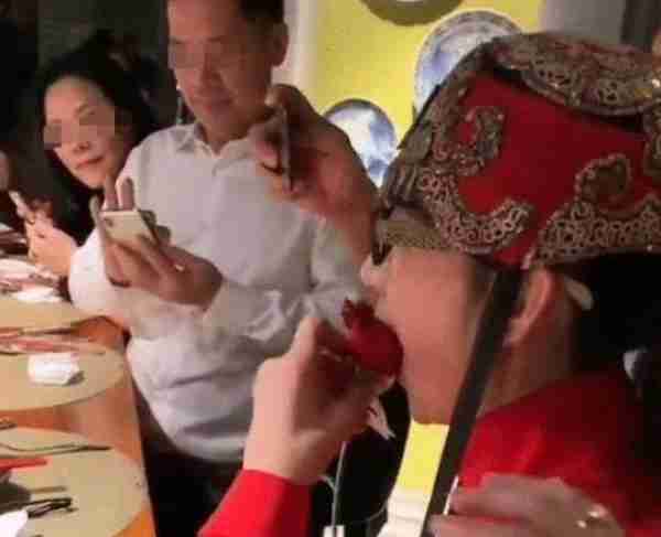 杨丽萍上台没穿衣服?服装都是彩绘的,镜头放大时太“抢眼”-第7张图片-九妖电影 杨丽萍上台没穿衣服?服装都是彩绘的,镜头放大时太“抢眼”-第7张图片-九妖电影