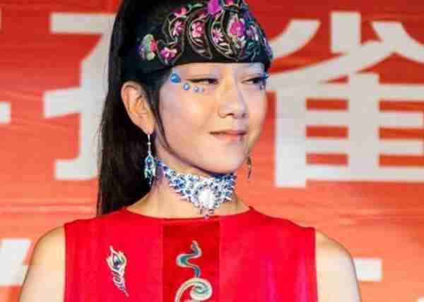 杨丽萍上台没穿衣服?服装都是彩绘的,镜头放大时太“抢眼”-第5张图片-九妖电影 杨丽萍上台没穿衣服?服装都是彩绘的,镜头放大时太“抢眼”-第5张图片-九妖电影