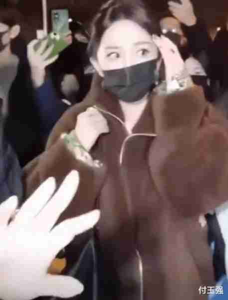 杨幂参加春晚彩排结束后，被陌生男子摸头8秒，本人吓到脸色苍白。-第1张图片-九妖电影