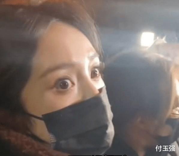 杨幂参加春晚彩排结束后，被陌生男子摸头8秒，本人吓到脸色苍白。-第2张图片-九妖电影