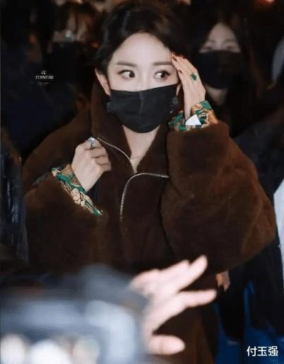 杨幂参加春晚彩排结束后，被陌生男子摸头8秒，本人吓到脸色苍白。-第3张图片-九妖电影