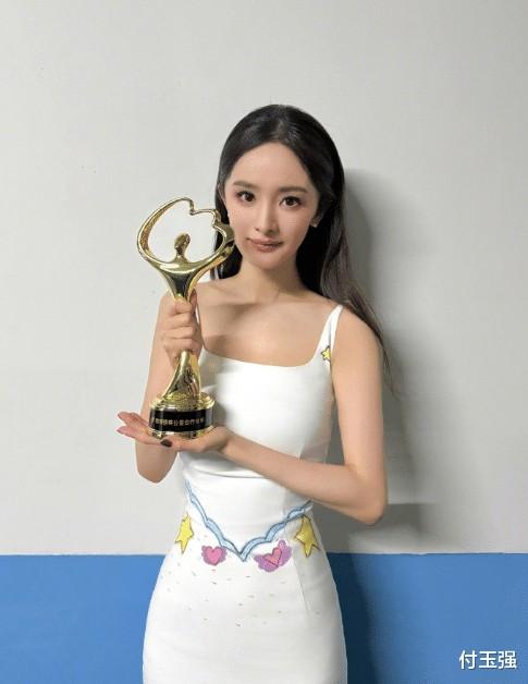 杨幂参加春晚彩排结束后，被陌生男子摸头8秒，本人吓到脸色苍白。-第4张图片-九妖电影