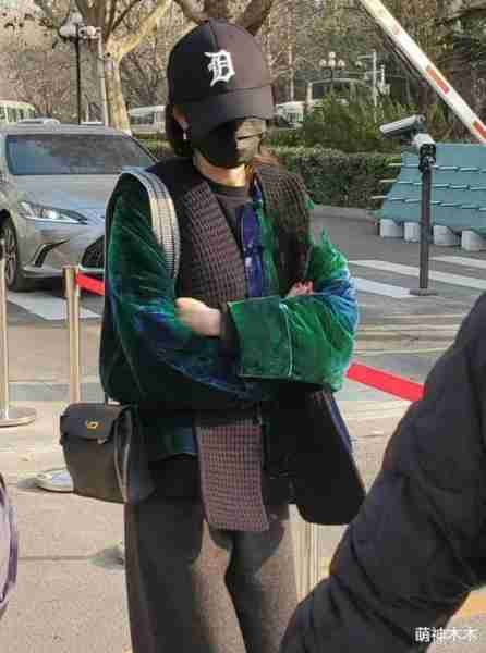 杨幂参加春晚彩排！一身大牌穿搭超13万，跟魏大勋先后现身-第1张图片-九妖电影