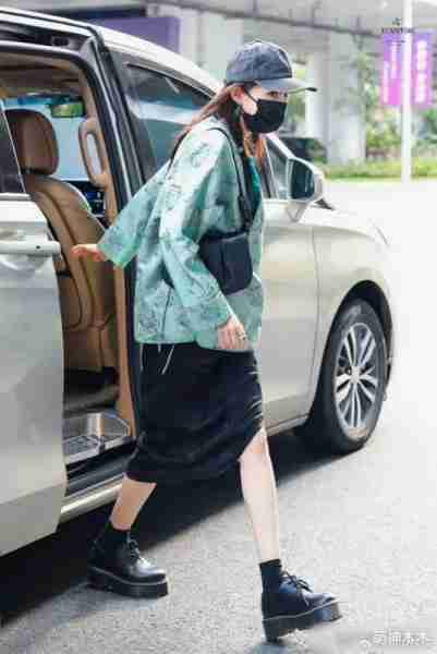 杨幂参加春晚彩排！一身大牌穿搭超13万，跟魏大勋先后现身-第4张图片-九妖电影