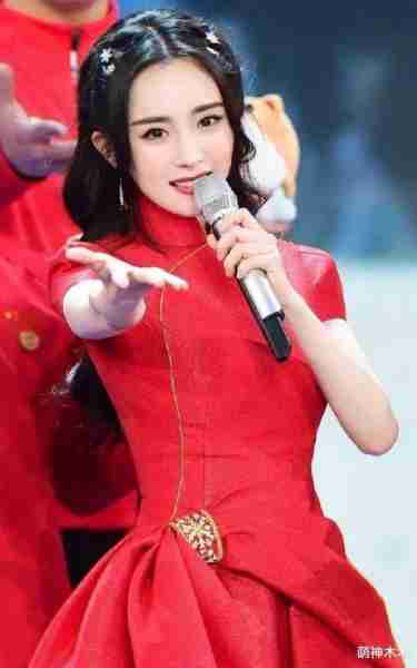 杨幂参加春晚彩排！一身大牌穿搭超13万，跟魏大勋先后现身-第9张图片-九妖电影