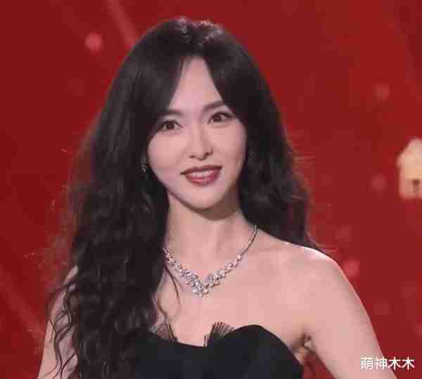 杨幂参加春晚彩排！一身大牌穿搭超13万，跟魏大勋先后现身-第16张图片-九妖电影