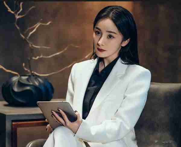 杨幂春晚联排后被骚扰？全身穿搭13万，无惧与魏大勋同台-第1张图片-九妖电影
