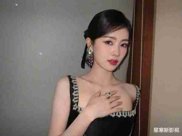 杨颖复出后处境尴尬，“跑男”地位被白鹿取代，资源降级或成必然-第4张图片-九妖电影