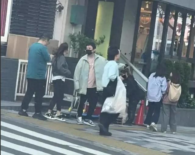 真邋遢！王思聪日本旅游，仨美女相伴身材发福，头发凌乱打着哈欠-第3张图片-九妖电影