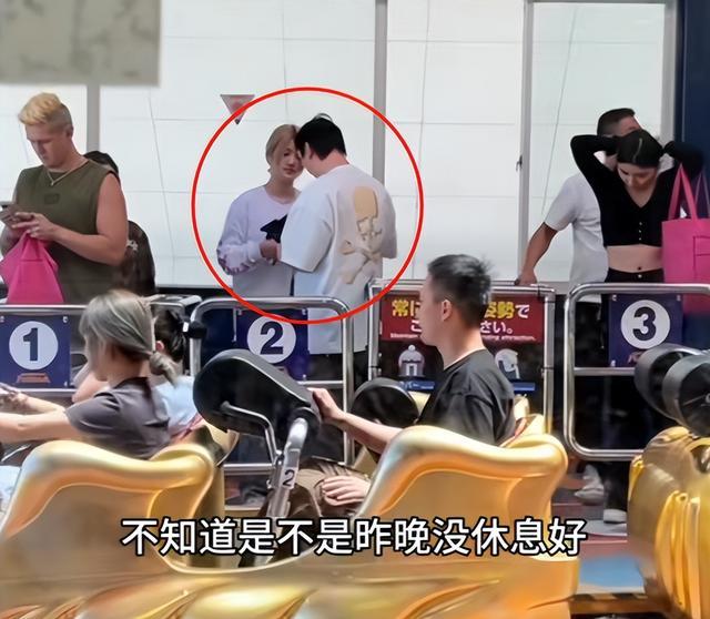 真邋遢！王思聪日本旅游，仨美女相伴身材发福，头发凌乱打着哈欠_1-第4张图片-九妖电影