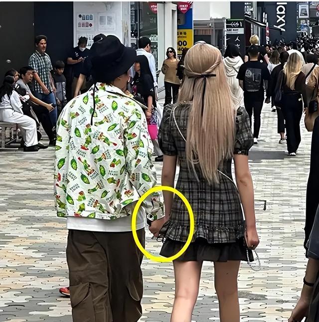 真邋遢！王思聪日本旅游，仨美女相伴身材发福，头发凌乱打着哈欠_1-第8张图片-九妖电影
