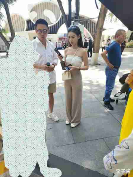 汪小菲带未婚妻看熊猫，马筱梅穿紧身抹胸上衣，身材颜值不输大s-第2张图片-九妖电影