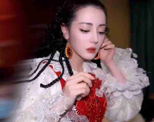 没想到迪丽热巴这么敬业，央视春晚导演透露，热巴在舞台上摔骨裂-第5张图片-九妖电影