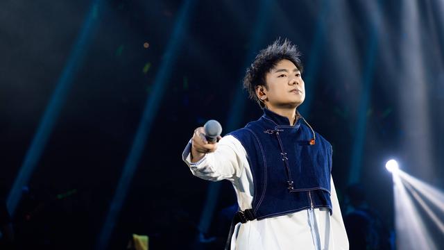 海来阿木：20岁离异丧女，25岁出道，31岁登春晚，再婚后终获幸福-第1张图片-九妖电影