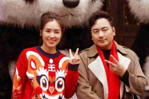 海来阿木：25岁出道，31岁登上春晚，离异又丧女，再婚后终获幸福_1-第10张图片-九妖电影