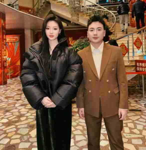 海来阿木：25岁出道，31岁登上春晚，离异又丧女，再婚后终获幸福_1-第21张图片-九妖电影
