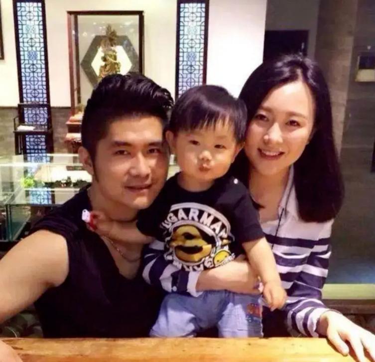 潘长江四代同堂，92岁老爸像60岁，女儿潘阳又漂亮了-第4张图片-九妖电影