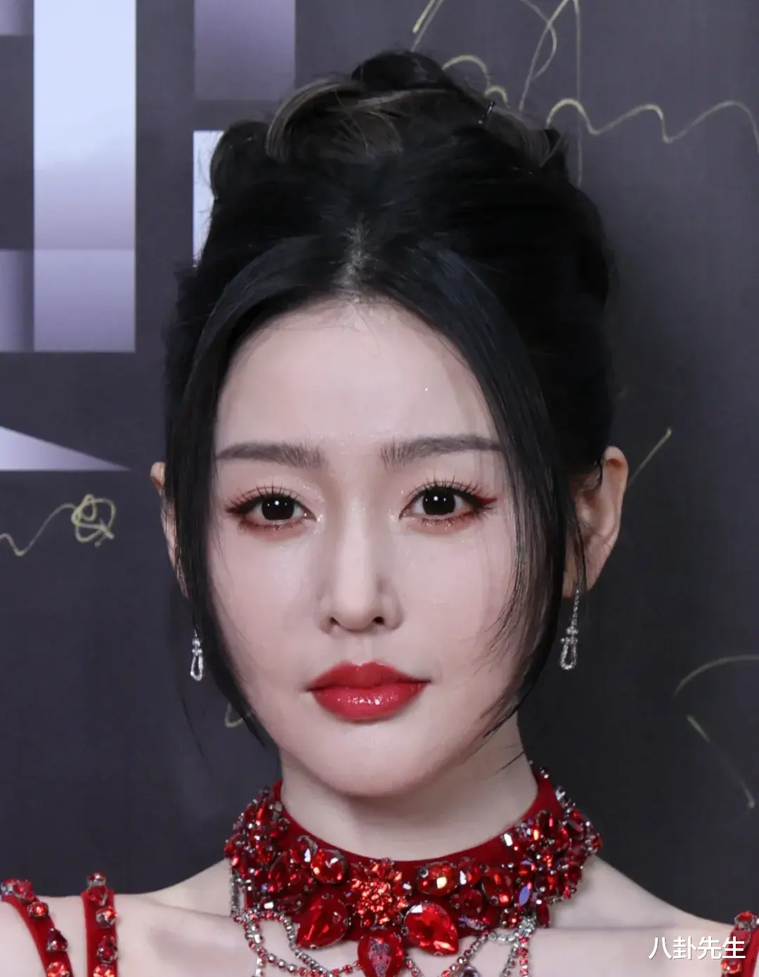 电影英雄之夜红毯生图:张天爱红裙造型翻车,苏有朋圆润显慈祥-第3张图片-九妖电影 电影英雄之夜红毯生图:张天爱红裙造型翻车,苏有朋圆润显慈祥-第3张图片-九妖电影
