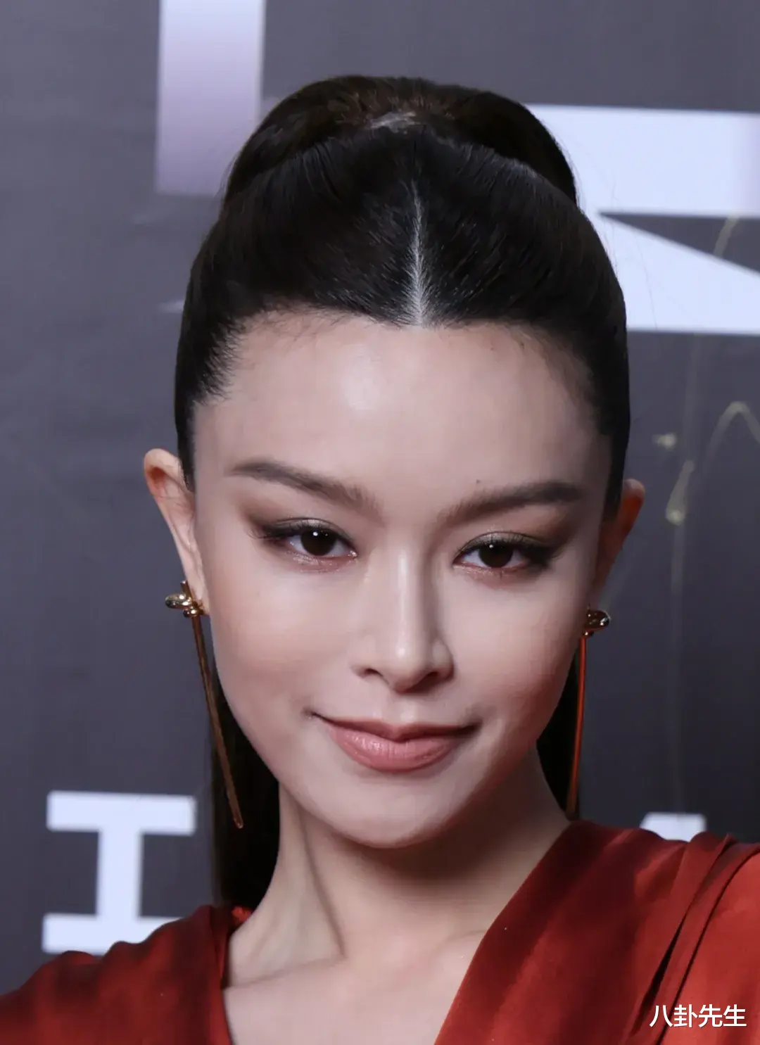 电影英雄之夜红毯生图:张天爱红裙造型翻车,苏有朋圆润显慈祥-第7张图片-九妖电影 电影英雄之夜红毯生图:张天爱红裙造型翻车,苏有朋圆润显慈祥-第7张图片-九妖电影