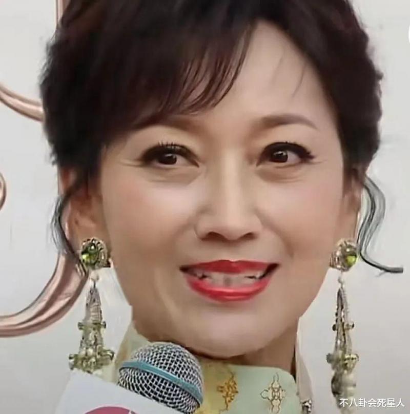 61岁叶童和70岁赵雅芝走红毯，医美脸和自然脸的区别就出来了-第8张图片-九妖电影