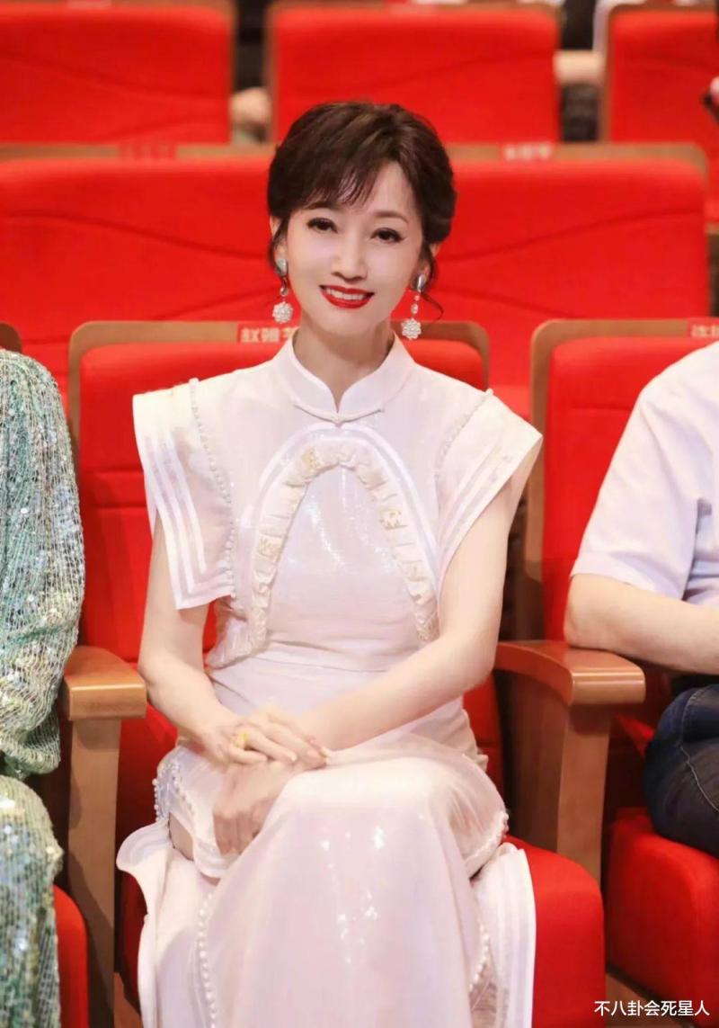 61岁叶童和70岁赵雅芝走红毯，医美脸和自然脸的区别就出来了-第10张图片-九妖电影