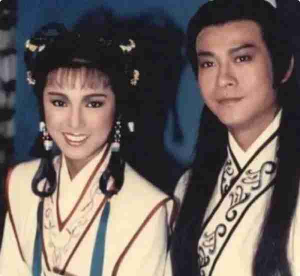 挤眉弄眼、嘴巴歪，却非要尬演“黄蓉”，内娱审美降级好严重-第12张图片-九妖电影
