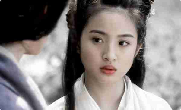 挤眉弄眼、嘴巴歪，却非要尬演“黄蓉”，内娱审美降级好严重-第18张图片-九妖电影