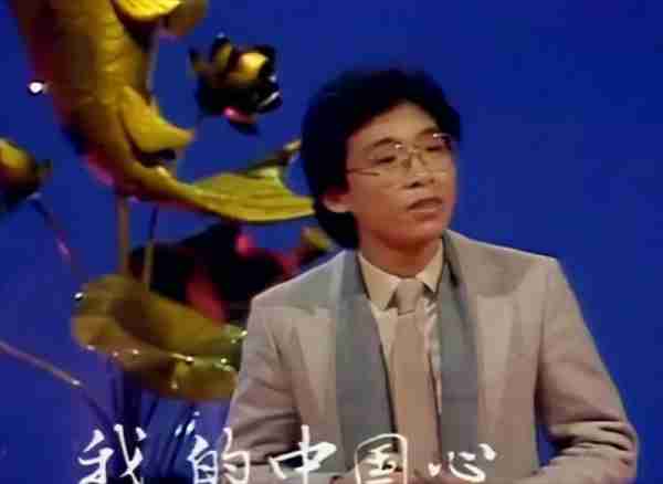 爱国歌手张明敏：春晚一首歌被封杀14年，今子承父业继续“颂华”-第2张图片-九妖电影
