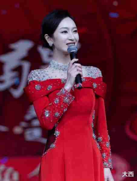 王治郅一家近照，大郅再穿军装，周蕾主持春晚，差13岁很幸福-第3张图片-九妖电影