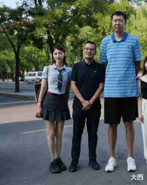 王治郅一家近照，大郅再穿军装，周蕾主持春晚，差13岁很幸福-第6张图片-九妖电影