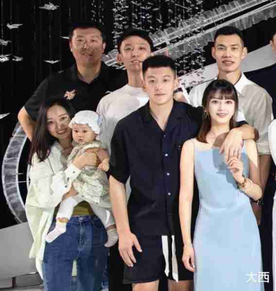 王治郅一家近照，大郅再穿军装，周蕾主持春晚，差13岁很幸福-第5张图片-九妖电影