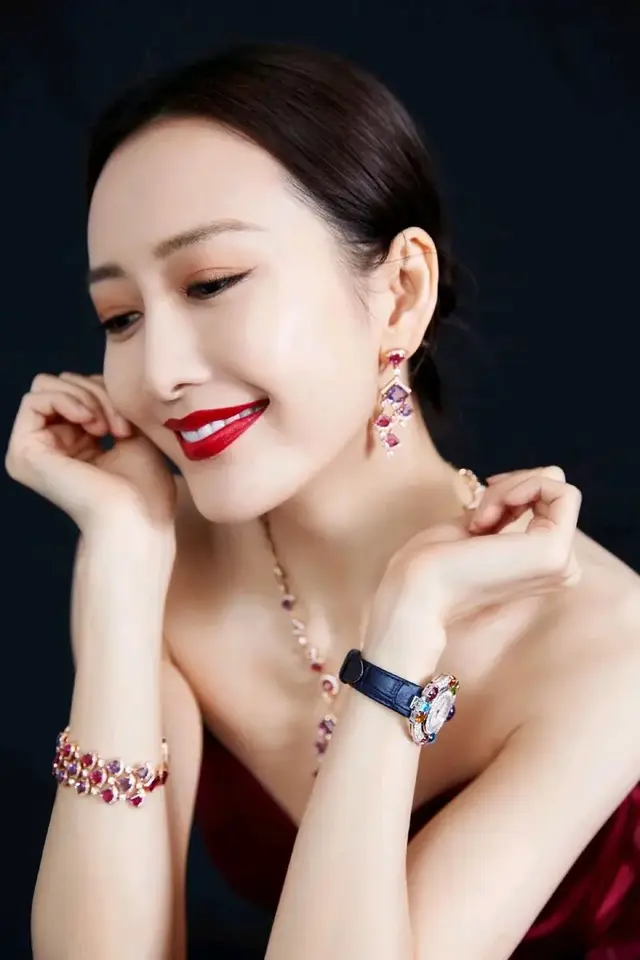 王鸥生娃传闻后首现身，回归录制明星大侦探，网友：希望是假的-第2张图片-九妖电影