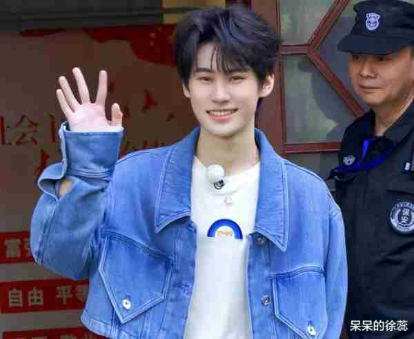 看清白鹿的直播状态，才明白29岁的她为啥是《跑男》的“新宠”-第3张图片-九妖电影